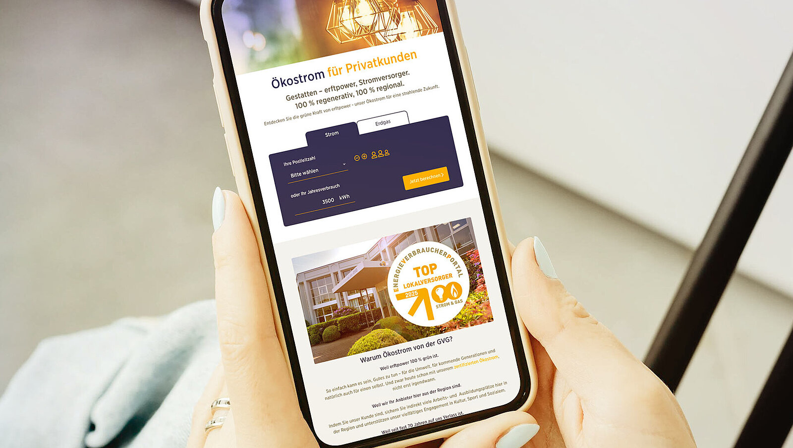 Eine Person hält ein Smartphone in der Hand, auf dem die GVG Website mit dem Ökostrom-Angebote abgebildet ist.