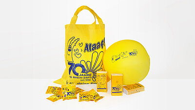 Foto des GVG Kamellebüggels, davor liegend das aktuelle Wurfmaterial wie Gummibärchen, Taschentücher sowie Bälle