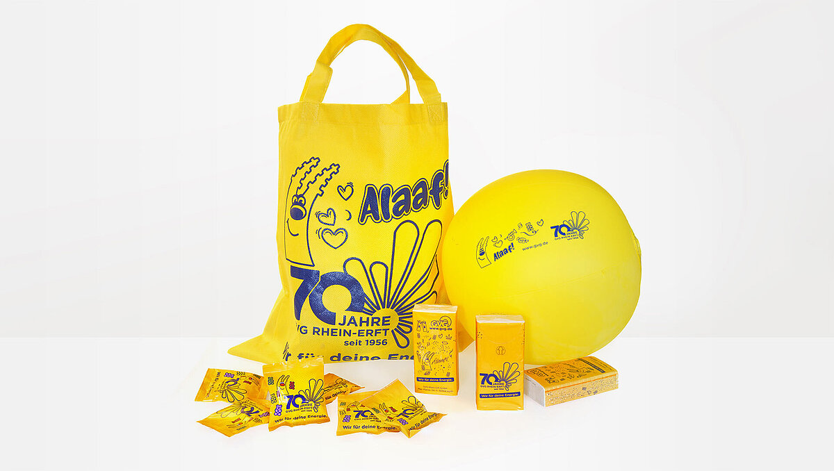 Foto des GVG Kamellebüggels, davor liegend das aktuelle Wurfmaterial wie Gummibärchen, Taschentücher sowie Bälle